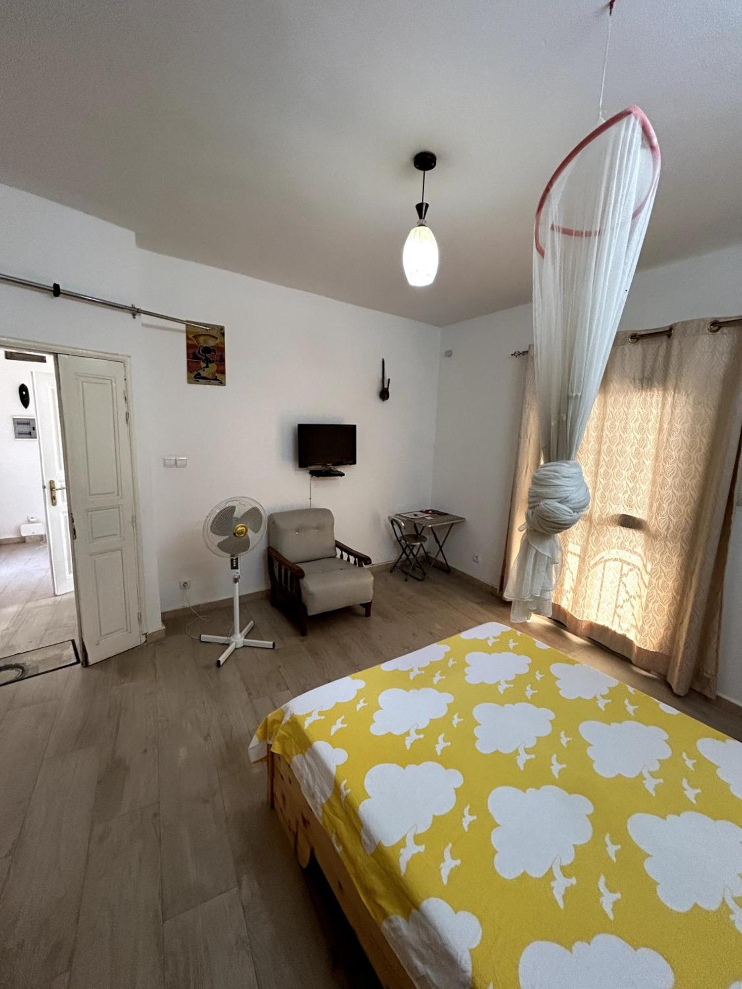 Chambre Spacieuse Avec Balcon - Salle De Bain Exterieure Privee & Breakfast Сен-Луї Екстер'єр фото
