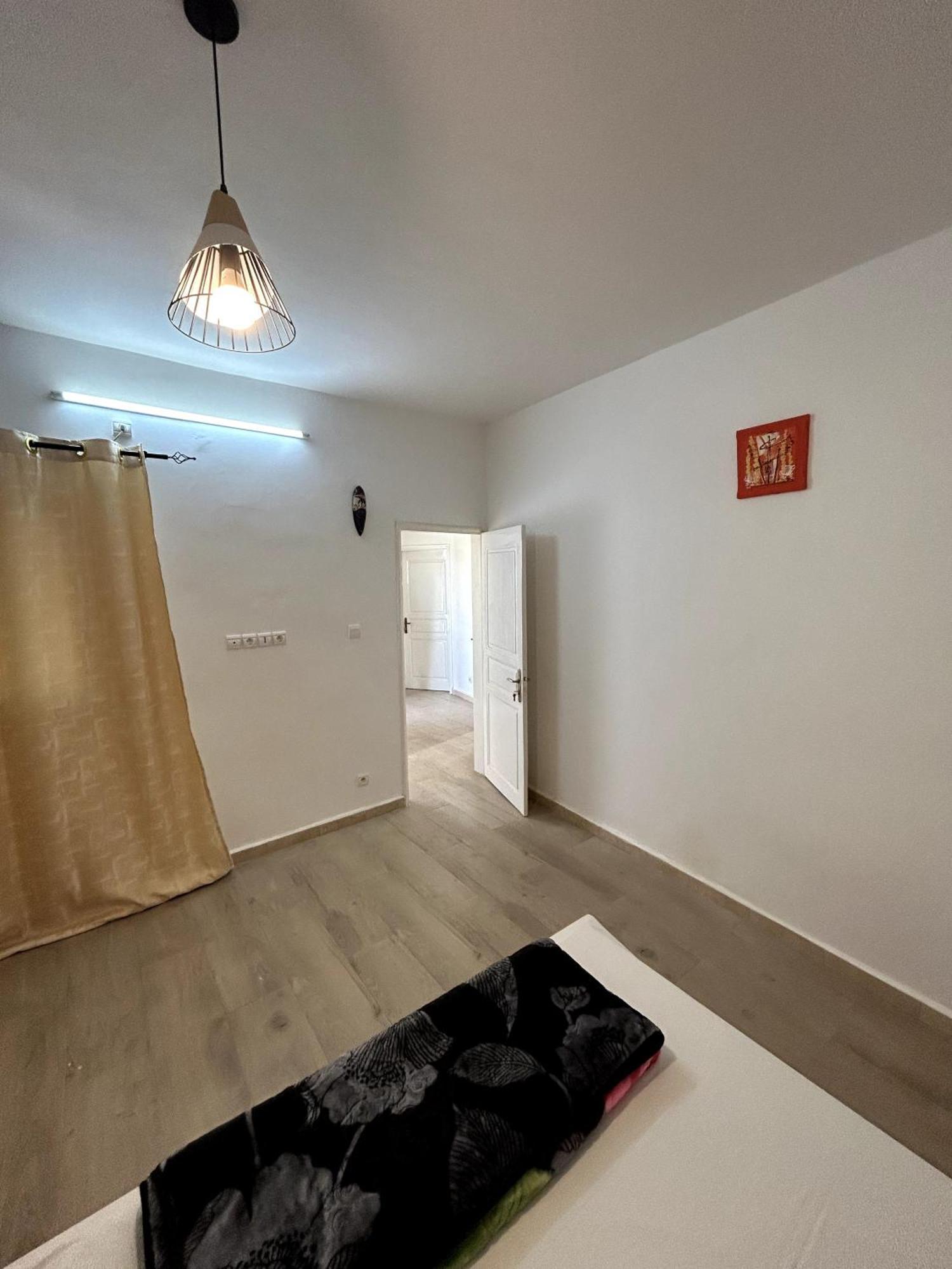 Chambre Spacieuse Avec Balcon - Salle De Bain Exterieure Privee & Breakfast Сен-Луї Екстер'єр фото